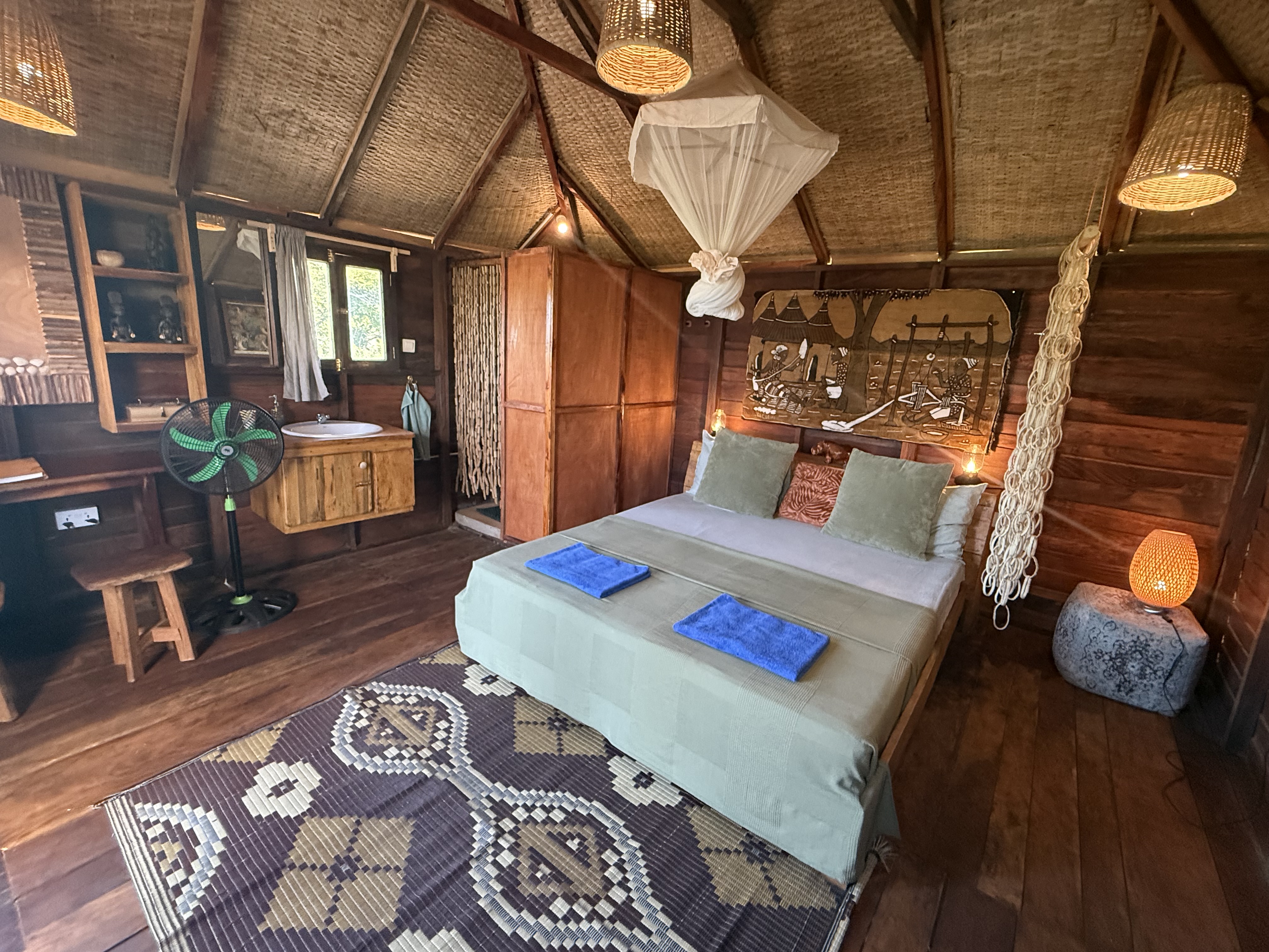 Canopy Treehouse (de boomhut tussen de bomen) bij Mansa Musso Treehouse Lodge, Sanyang — foto 1